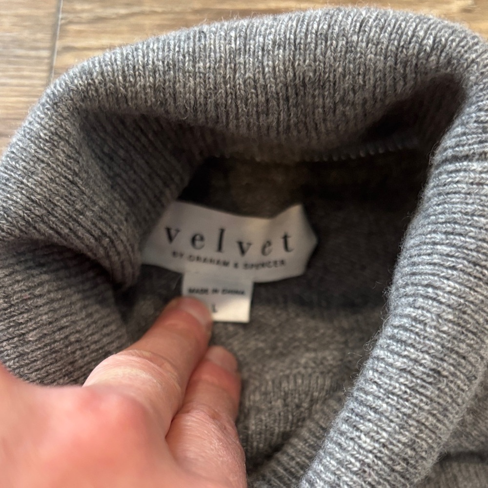 Velvet by Graham & Spencer Gray Cashmere Sweater Women's Size Large Red White - Picture 3 of 15